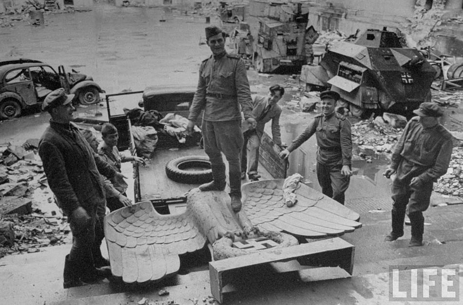 Поверженный Берлин летом 1945-го: снимки из архива Life