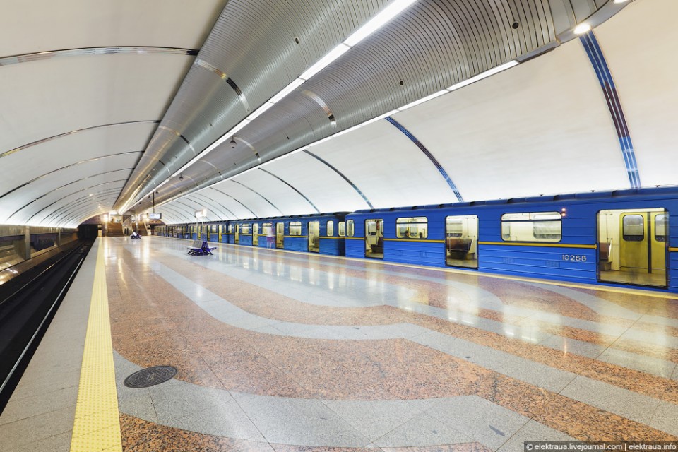 В Киеве полицейские убегали от голого мужчины, захватившего поезд
