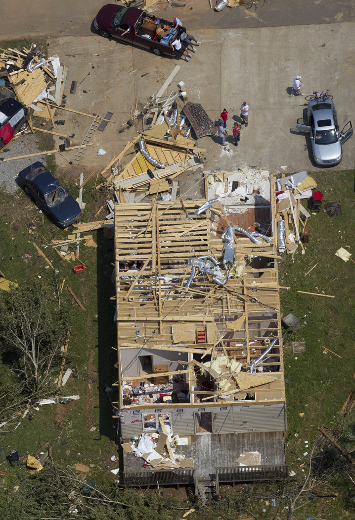 8103723 Последствия торнадо в Алабаме: Вид сверху