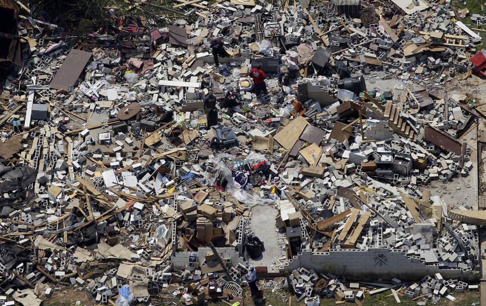 9536018 Последствия торнадо в Алабаме: Вид сверху