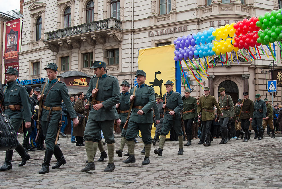 parad10 День города во Львове: Праздничное шествие