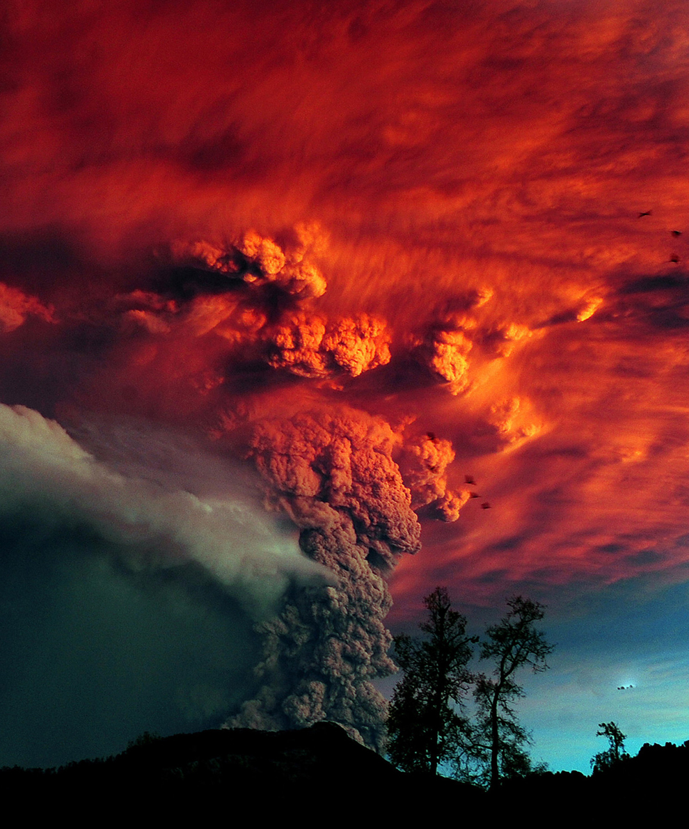 Облако пепла от вулкана Пуйеуэ недалеко от Осорно в южной части Чили. Вулкан