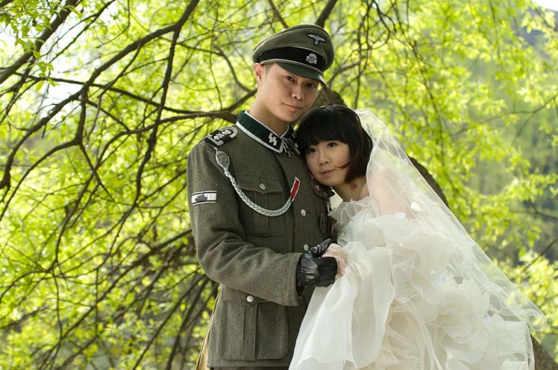 fa001 800x530 Фашистская свадебная фотосессия в Китае