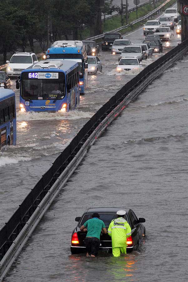 rainyskorea08 В Южной Корее льют дожди века и гибнут люди