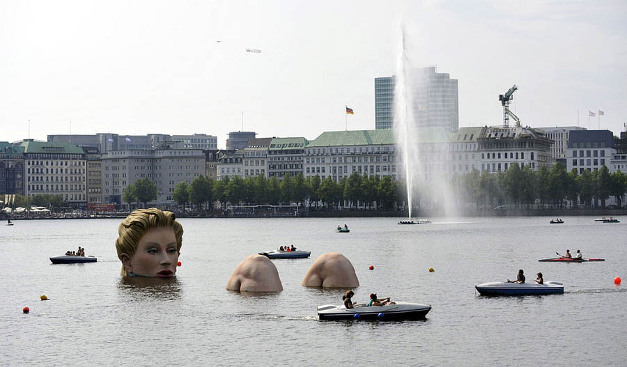  В Гамбурге завелась огромная русалка