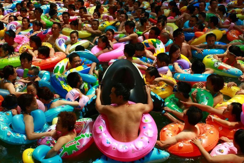 2011816112044772 Китайцы спасаются от жары в собственном Мертвом море