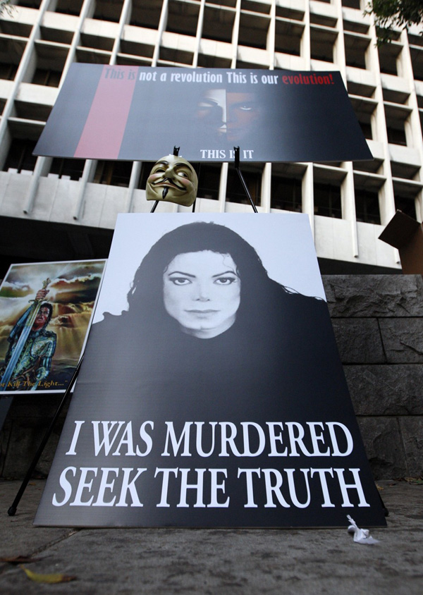 165 293 plakat terlihat di luar Pengadilan Tinggi Los Angeles selama op Kematian Michael Jackson: Persidangan Dr Conrad Murray