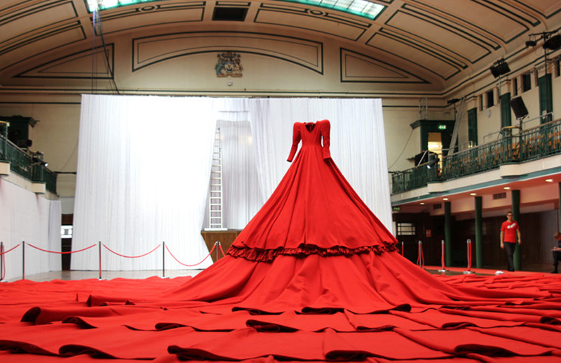 IMG 0952 Гигантское красное платье концертный зал