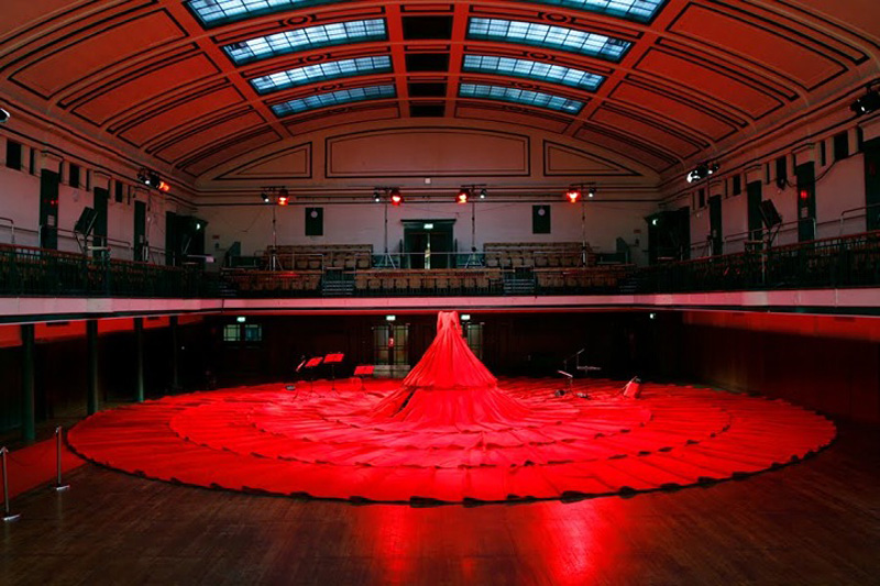 aamusongreddress2 Гигантское красное платье концертный зал
