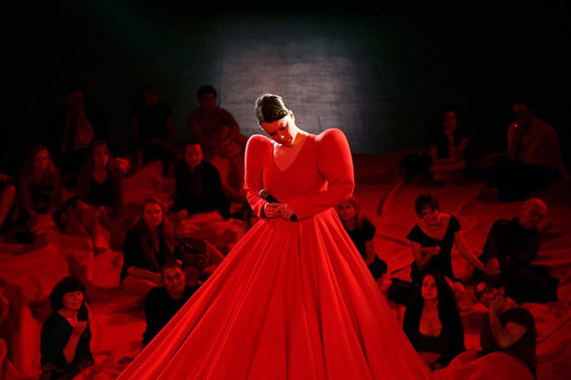 aamusongreddress3 Гигантское красное платье концертный зал