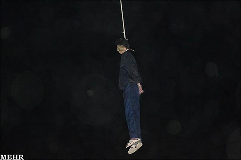 execution07 Публичное повешение несовершеннолетнего убийцы в Иране