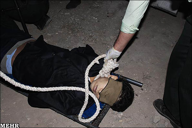 execution08 Публичное повешение несовершеннолетнего убийцы в Иране