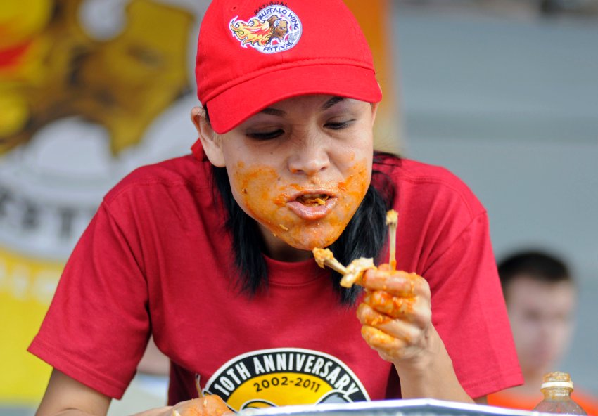 Миниатюрная азиатка по кличке Черная Вдова пожирает груды еды
