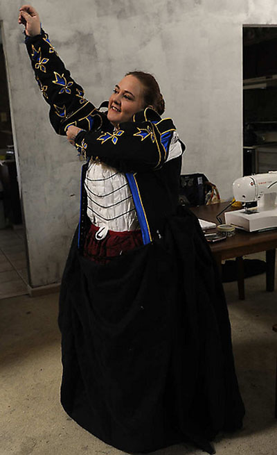 ma05 Американка пошила костюм итальянской куртизанки 16 века