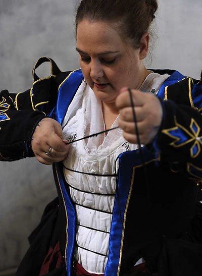ma06 Американка пошила костюм итальянской куртизанки 16 века