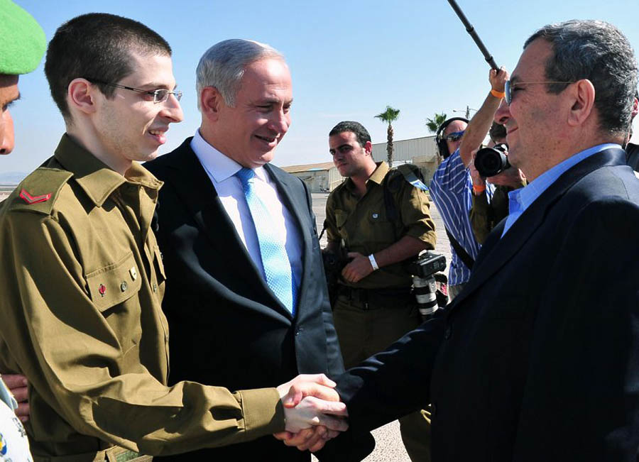 387 990 Soldat Shalit SERT utama ministre Gilad Shalit pulang ke rumah