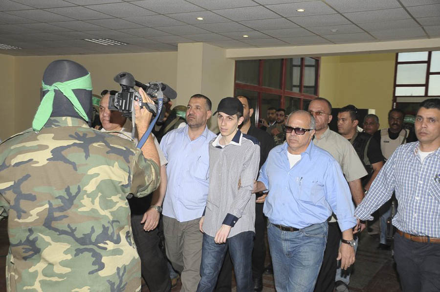 387 991 Soldat israelien Shalit escorte membres Gilad Shalit dikembalikan ke rumah