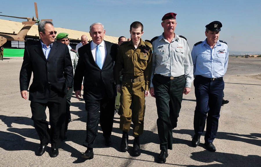 387 992 canggung droite ministre pertahanan Ehud Gilad Shalit pulang ke rumah