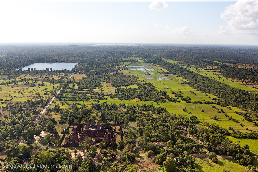 11 201 Angkor Wat dari helikopter