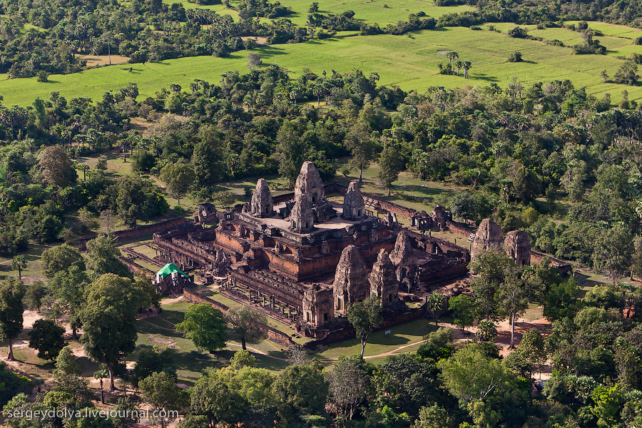 12 175 Angkor Wat dari helikopter