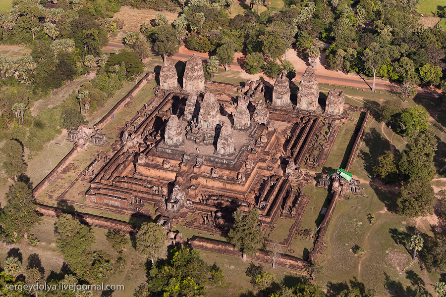 13 157 Angkor Wat dari helikopter