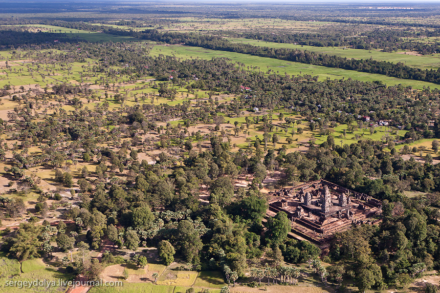 15 139 Angkor Wat dari helikopter
