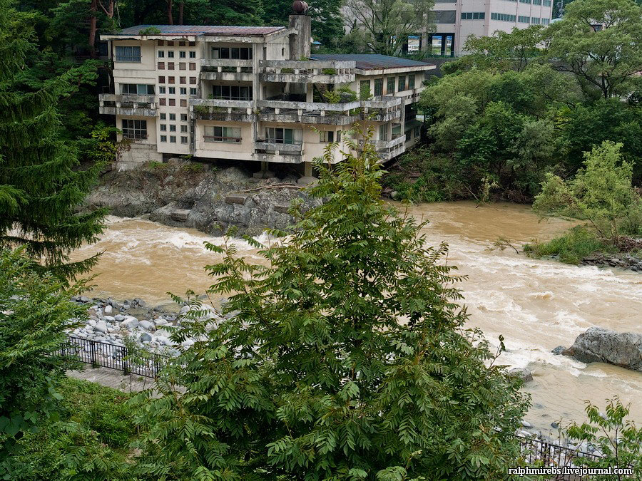 1903 Япония: Заброшенные отели над рекой