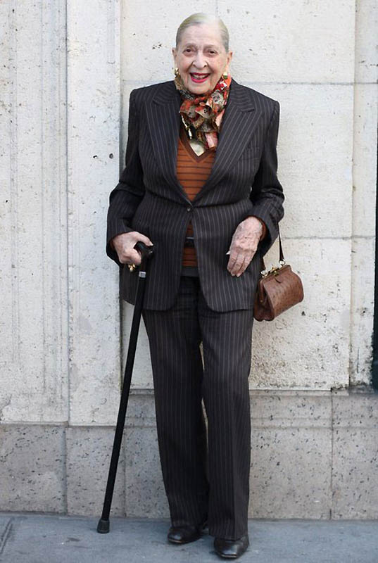 1942 Stylish old woman