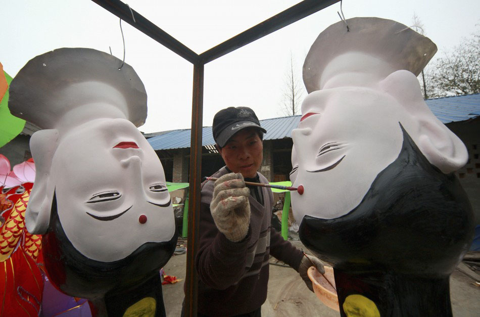217621 a craftsman paints lantern parts in the shape of the head of guanyin a Подготовка к китайскому Новому году Дракона