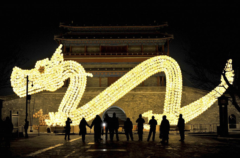 217623 visitors take pictures in front of a dragon shaped lantern which has b Подготовка к китайскому Новому году Дракона