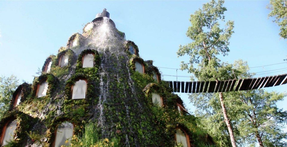Отель   вулкан с водопадом в Чили