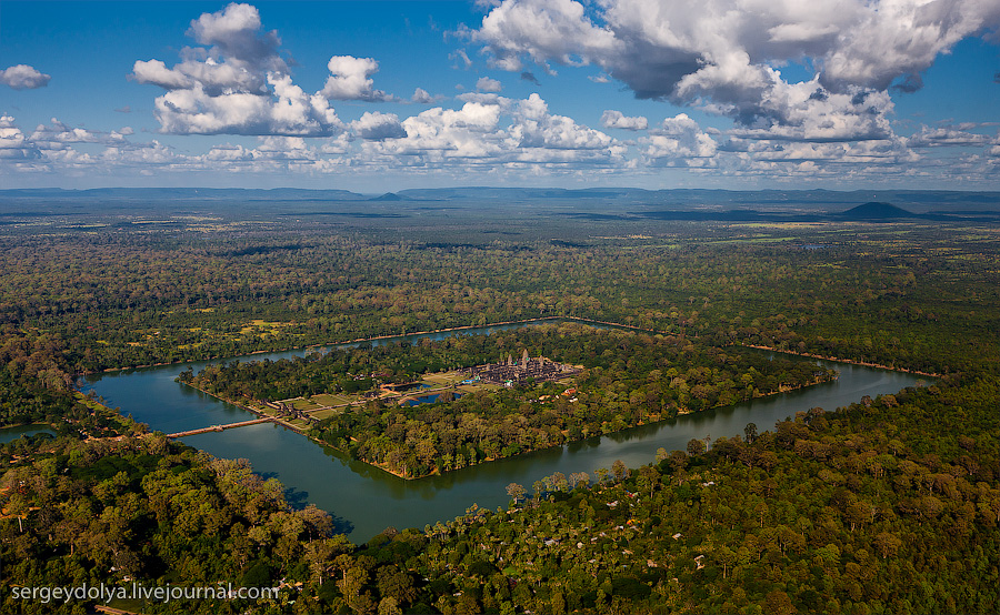8199 Angkor Wat dari helikopter