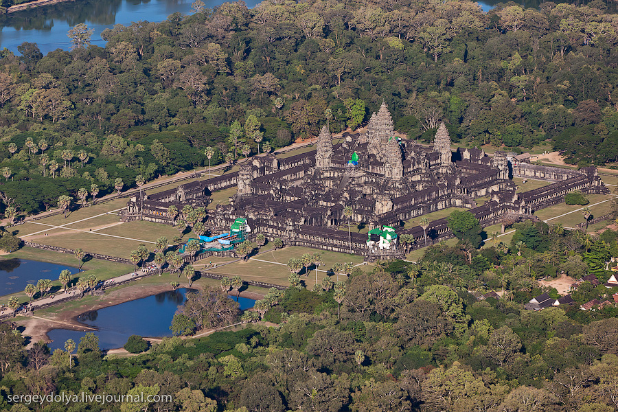 9181 Angkor Wat dari helikopter