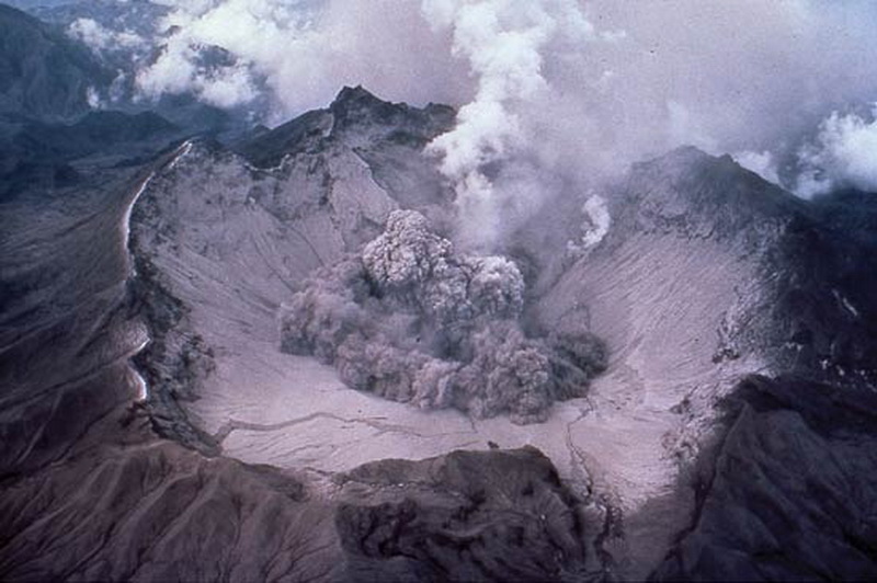 580 Полет над кратером вулкана Пинатубо