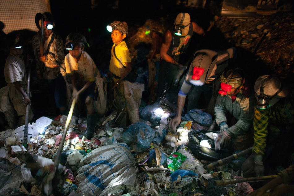 garbage02 Ночная свалка в Камбодже