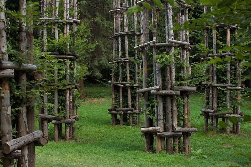 0171 Храм из растущих деревьев в Италии