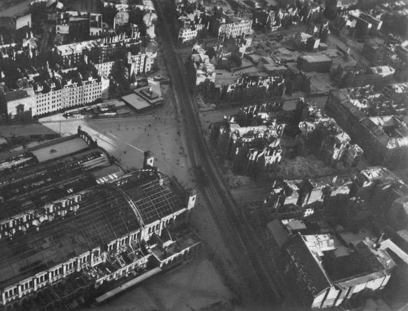 1178 20 впечатляющих фото послевоенного Берлина с высоты птичьего полета