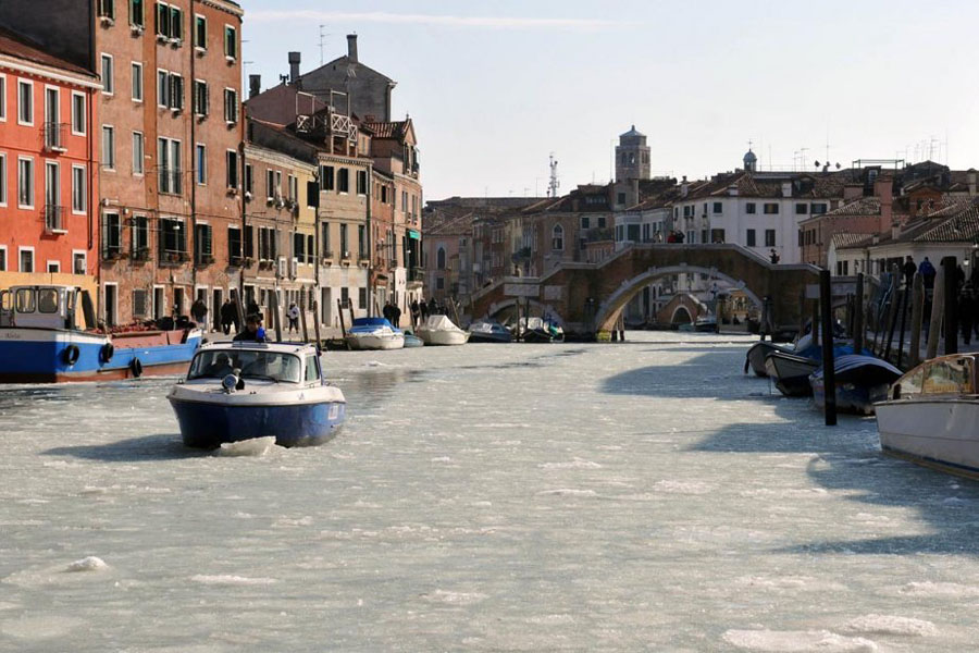 467749 Венецианские каналы впервые за 80 лет сковало льдом