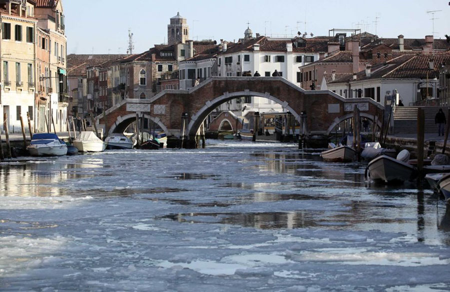 467750 Венецианские каналы впервые за 80 лет сковало льдом