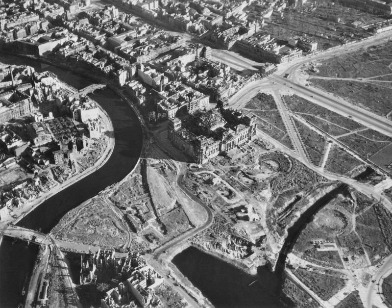 498 20 впечатляющих фото послевоенного Берлина с высоты птичьего полета