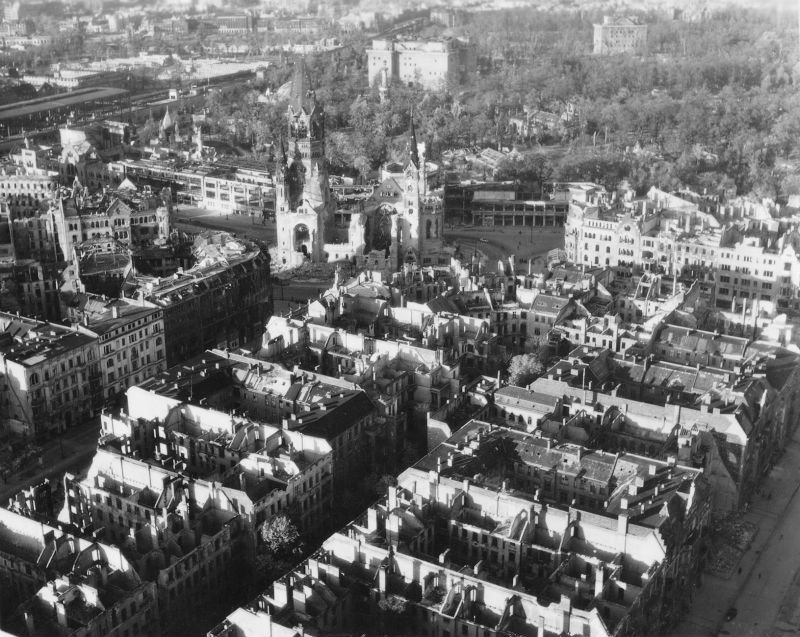 669 20 впечатляющих фото послевоенного Берлина с высоты птичьего полета