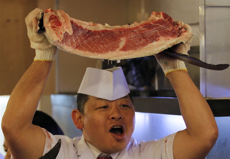 BIGPIC14 В Японии разделали гигантского тунца за 736 тысяч долларов