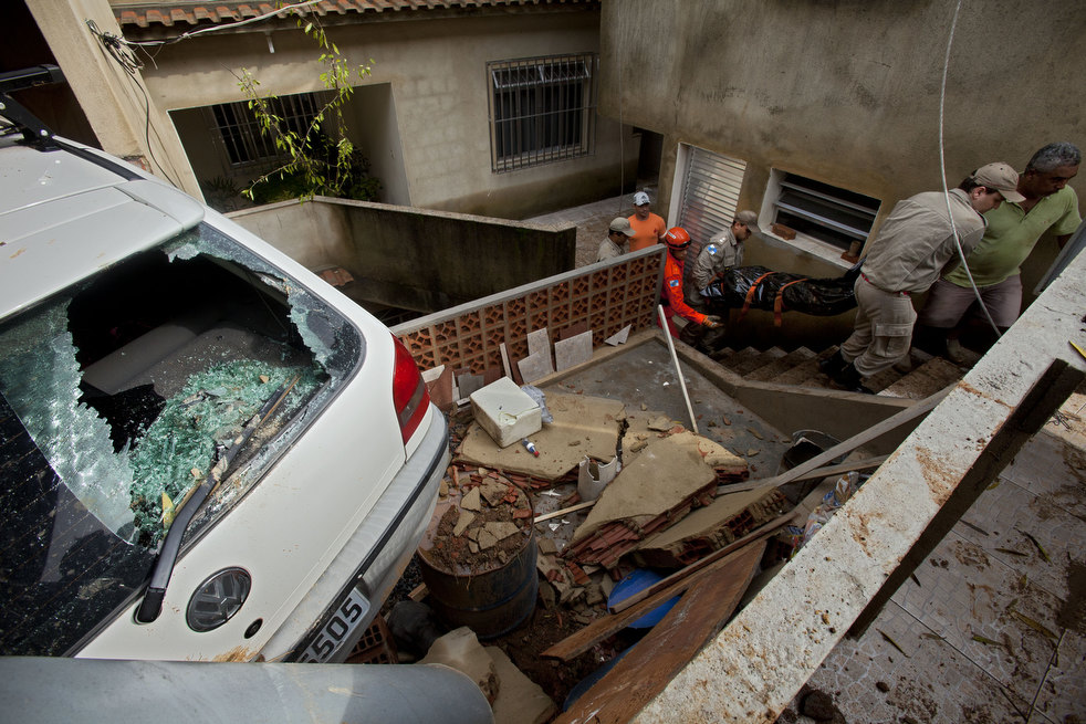brazil floods 23 Разрушительный оползень в Бразилии