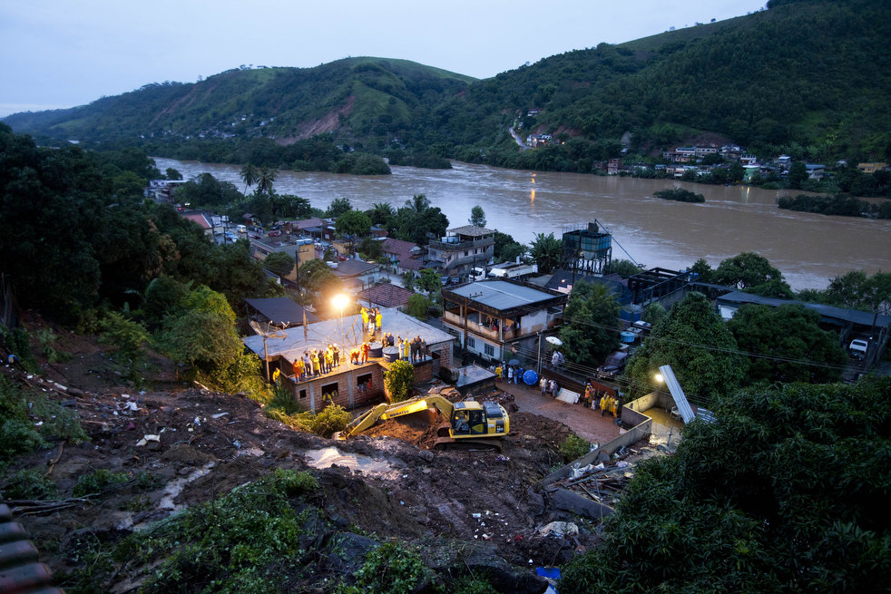 brazil floods 24 Разрушительный оползень в Бразилии