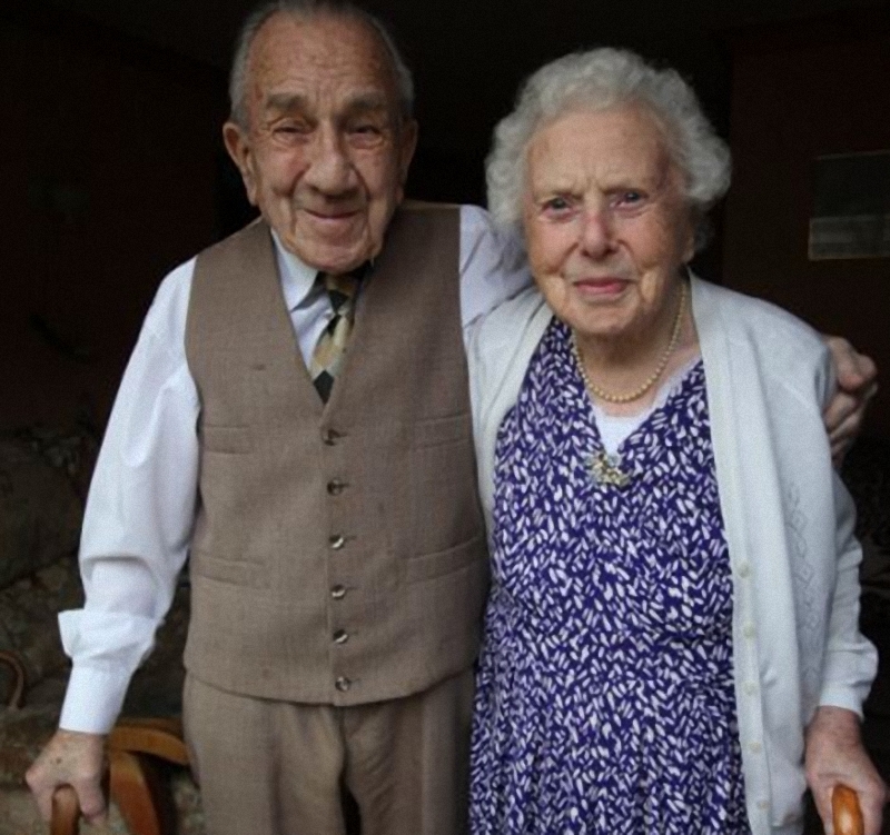0013 Британская пара отмечает 82 ю годовщину свадьбы