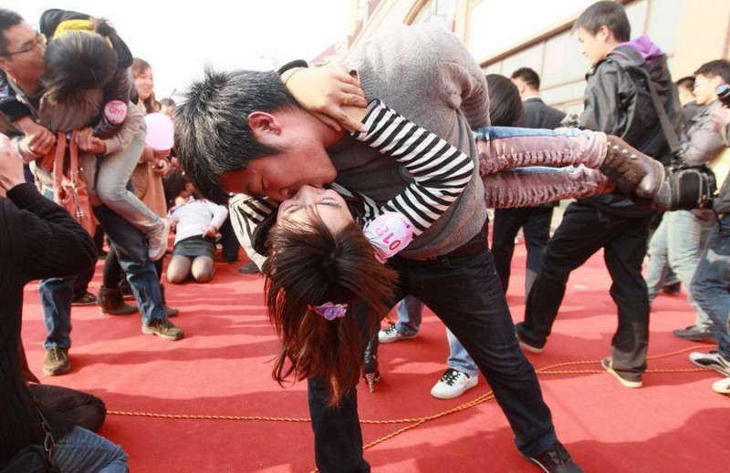 047 800x519 Конкурс на самый долгий поцелуй в Китае: страсть до потери сознания