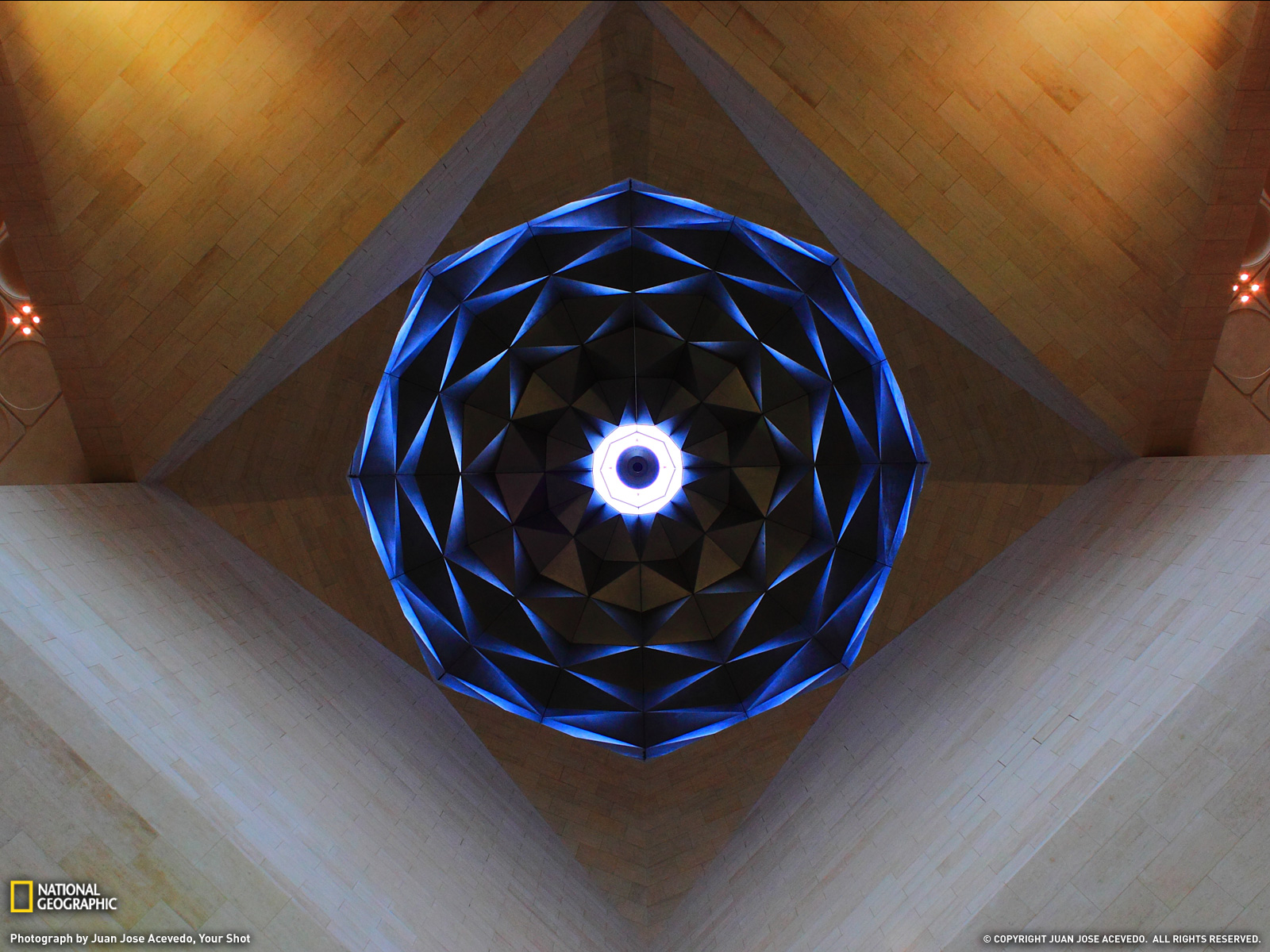 Свет проникает сквозь отверстия в крыше над атриумом музея исламского