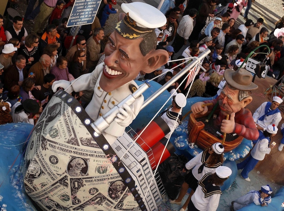 12128 Странные карнавальные платформы с Обамой