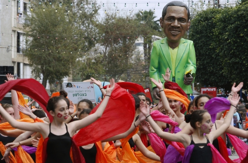 13113 Strange Carnival platform with Obama