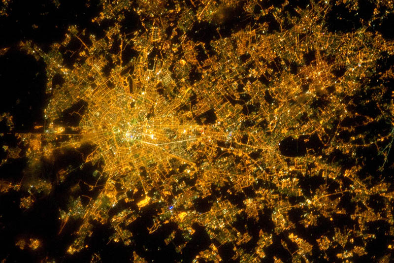 1403 Ночные города. Вид из космоса.
